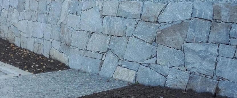 Mauer aus Roh- und Spaltblöcken