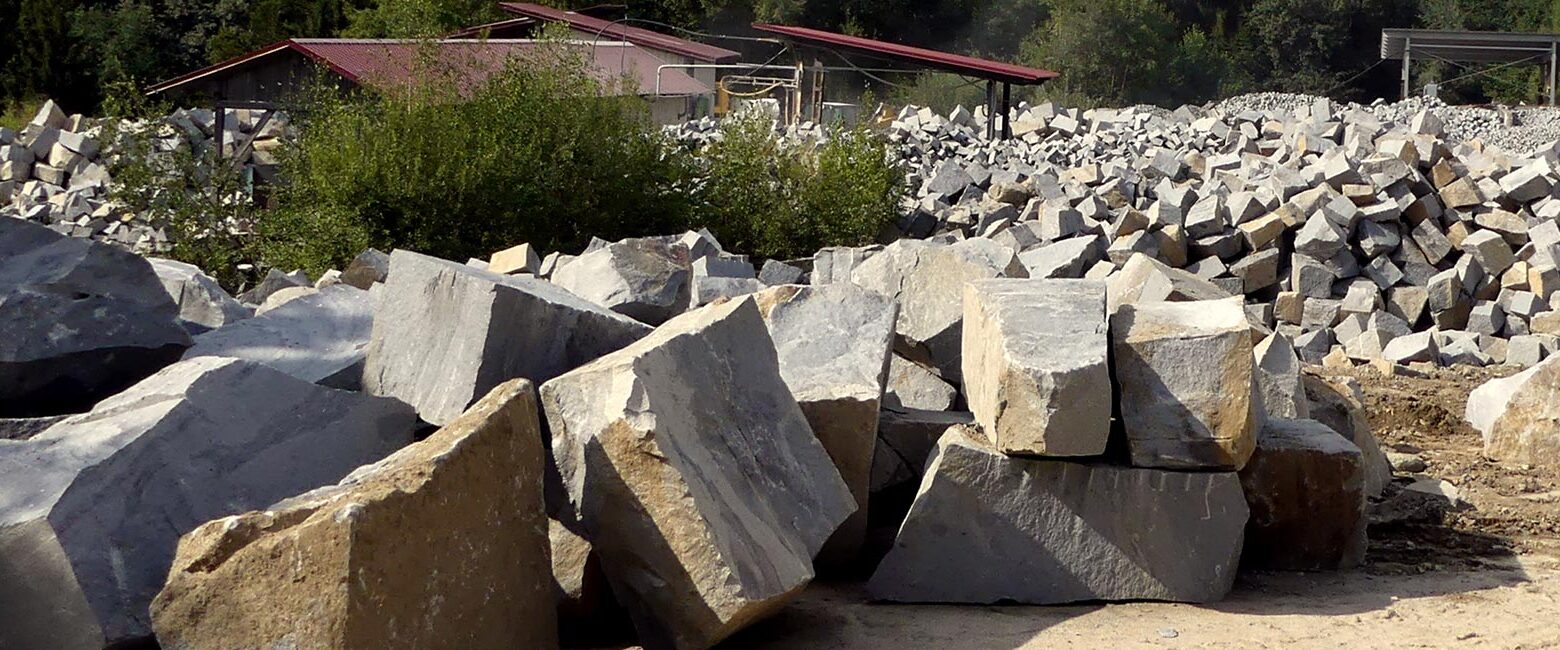 Pflastersteine im Steinbruch